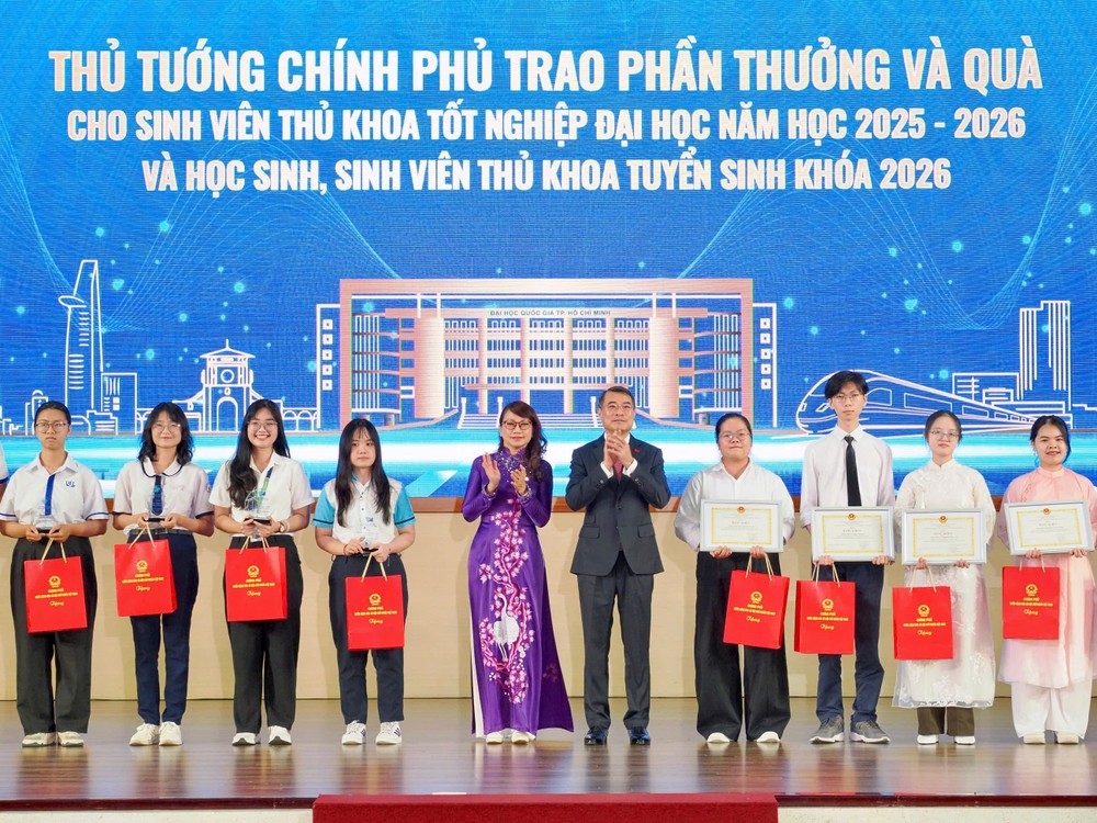 Thủ tướng trao thưởng và quà cho sinh viên thủ khoa tốt nghiệp và học sinh, sinh viên thủ khoa tuyển sinh khóa 2026 của ĐHQG TPHCM - Ảnh: HOÀNG HÙNG 1791882391314_5328633193695630468_5328633193695630468_39cc72280a2ea81244560affe3f21bc9.jpg