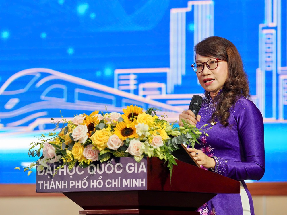 Giám đốc ĐHQG TPHCM GS-TS Nguyễn Thị Thanh Mai phát biểu tại buổi lễ -Ảnh: HOÀNG HÙNG 1791878584612_5328633193695630468_5328633193695630468_1547f447602ca7ebc8f14438beb33fc1.jpg