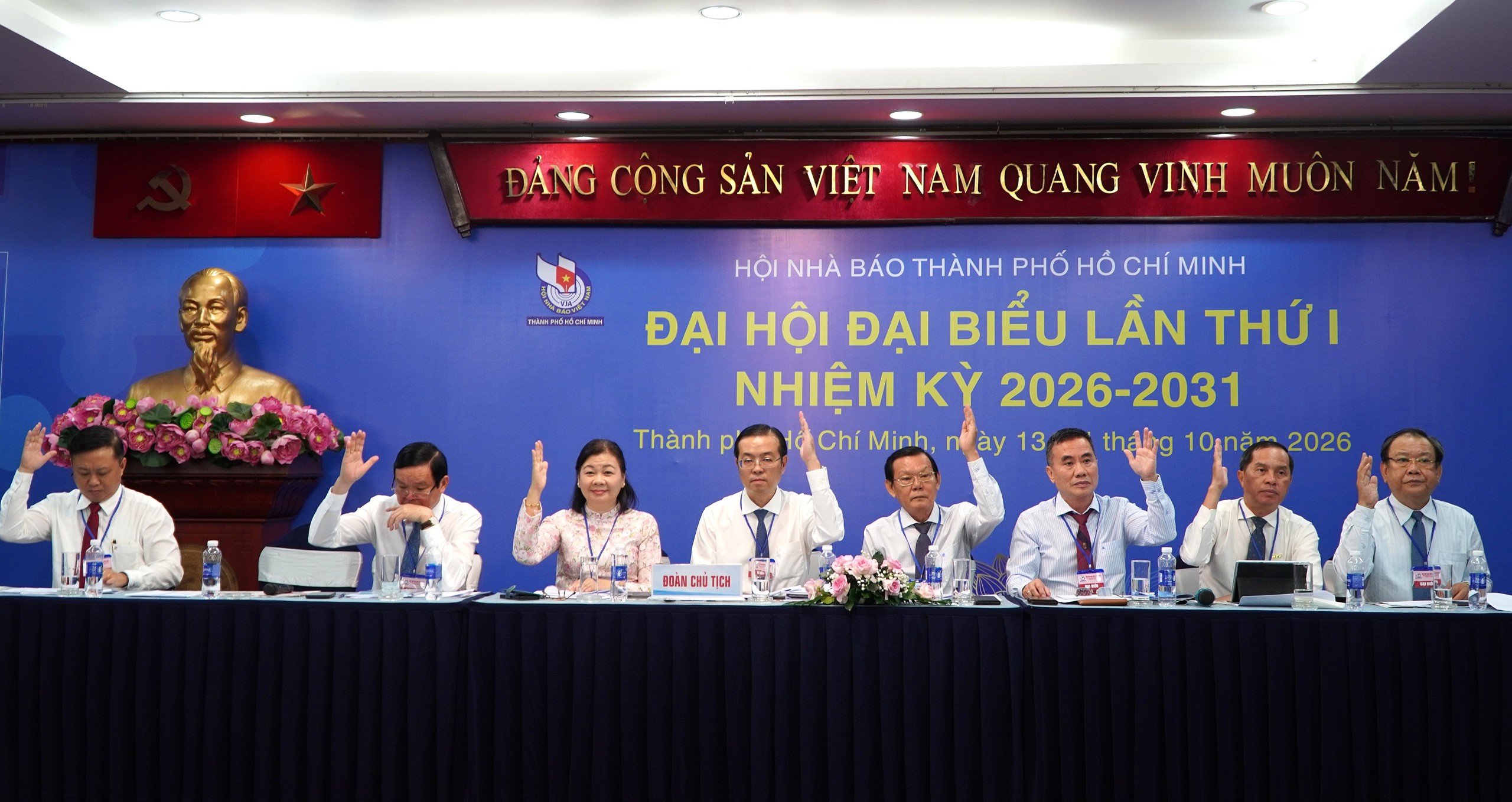 Thông tin báo chí 13/10: Triều cường gây ngập đường, người dân lội nước đi làm từ sớm; Nữ TP.HCM I nối dài kỷ lục lần thứ 15 vô địch quốc gia