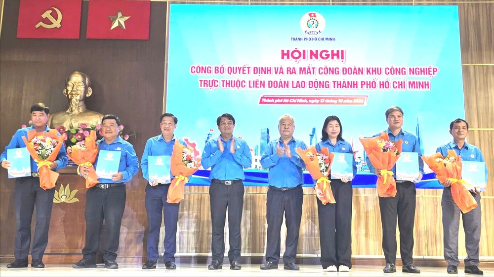 Trao quyết định Thành lập Công đoàn khu công nghiệp Công đoàn 1.jpg