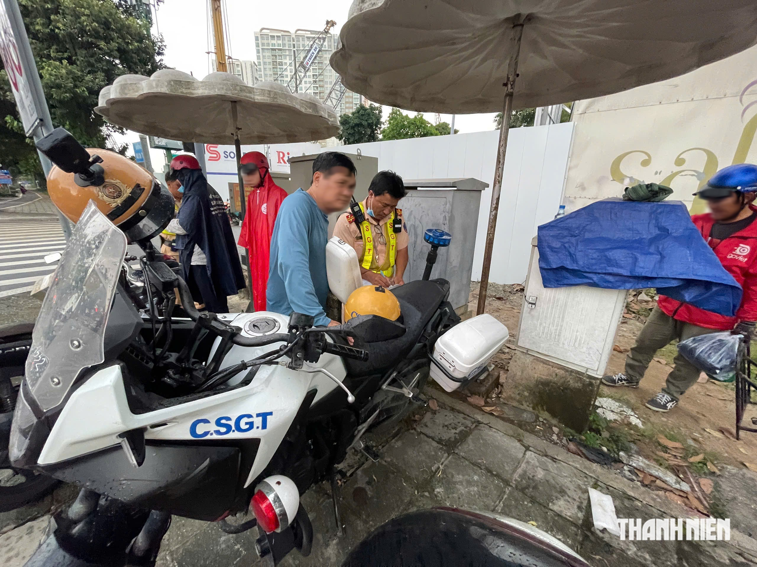Làn xe máy đông, làn xe đạp trống: Xe máy chạy vào có bị CSGT phạt? - Ảnh 3.