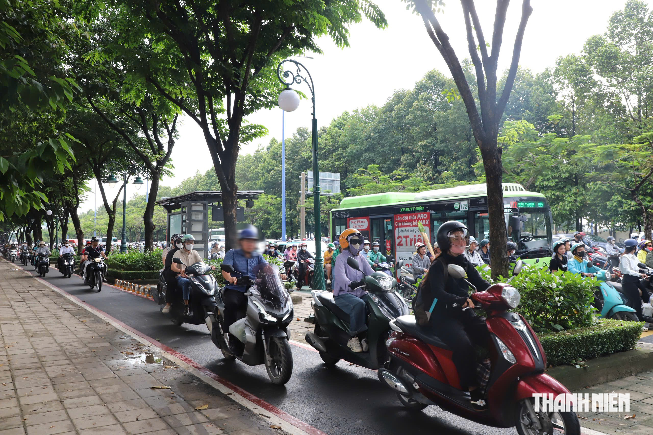 Làn xe máy đông, làn xe đạp trống: Xe máy chạy vào có bị CSGT phạt? - Ảnh 2.