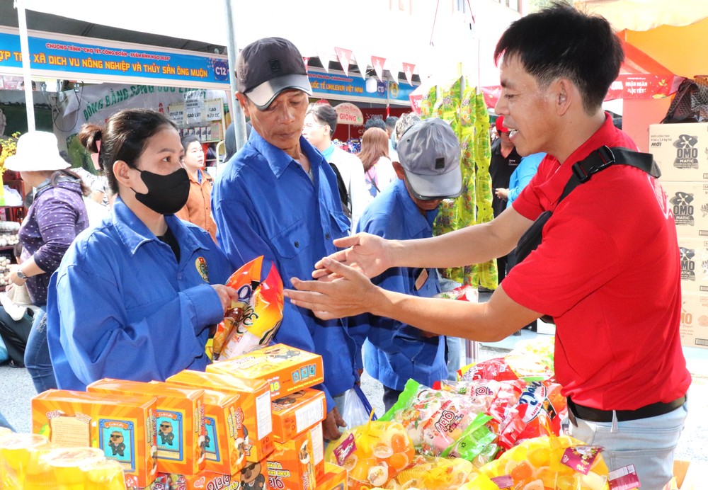 Công nhân mua hàng hỗ trợ giá tại phiên chợ do tổ chức Công đoàn TPHCM tổ chức Công nhân mua hàng hỗ trợ giá tại phiên chợ do tổ chức Công đoàn TPHCM tổ chức. Ảnh THÁI PHƯƠNG.JPG