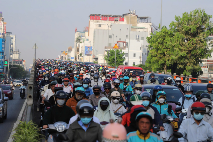 Phương tiện giao thông được xác định là tác nhân gây ô nhiễm không khí; TP.HCM hiện có 1,28 triệu ô tô và 11,5 triệu xe máy có đăng ký.