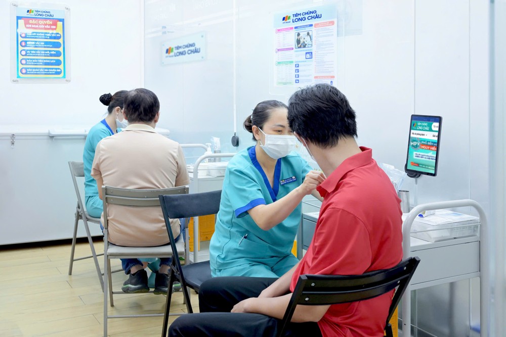 Người dân tiêm vaccine cúm tại một trung tâm tiêm chủng trên địa bàn TPHCM