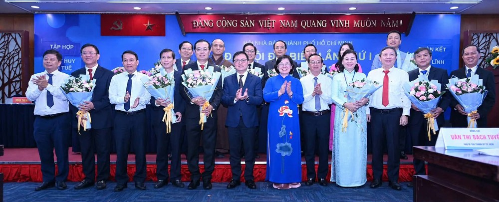 Chủ tịch Hội Nhà báo Việt Nam Lê Quốc Minh và Phó Bí thư Thành ủy TPHCM Văn Thị Bạch Tuyết cùng các đồng chí lãnh đạo TPHCM chúc mừng Ban chấp hành Hội Nhà báo TPHCM nhiệm kỳ 2026-2031. Ảnh: VĂN MINH 845941071_2567517247045732_2493987147360958277_n.jpg