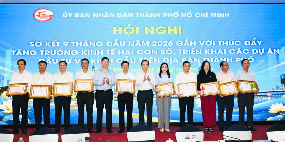 Bí thư Thành ủy TPHCM Trần Lưu Quang cùng Phó Chủ tịch UBND TPHCM Hoàng Nguyên Dinh trao Bằng khen của Chủ tịch UBND TPHCM và quà của lãnh đạo thành phố đến các tập thể có thành tích xuất sắc trên các lĩnh vực kinh tế - xã hội. Ảnh: VIỆT DŨNG 12.jpg