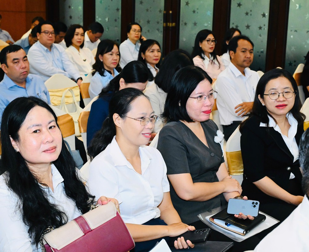 Đại biểu dự hội nghị, sáng 15-10. Ảnh: VIỆT DŨNG 1792028624717_452470331654383866_452470331654383866_8f35f4a5ca9884015e8af8ffb4fa4f35.jpg