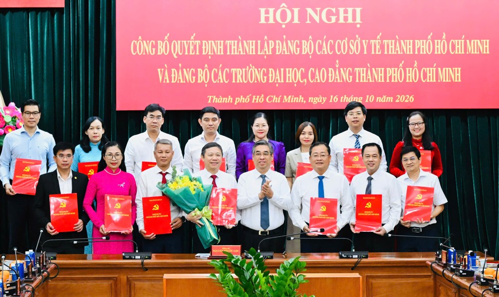 Đồng chí Nguyễn Phước Lộc trao quyết định và tặng hoa chúc mừng Ban Chấp hành Đảng bộ các trường đại học, cao đẳng TPHCM. Ảnh: VIỆT DŨNG 2aobor5rvmkfgorpqzigbao6f4dvupdjv1xwdb0q2.jpg