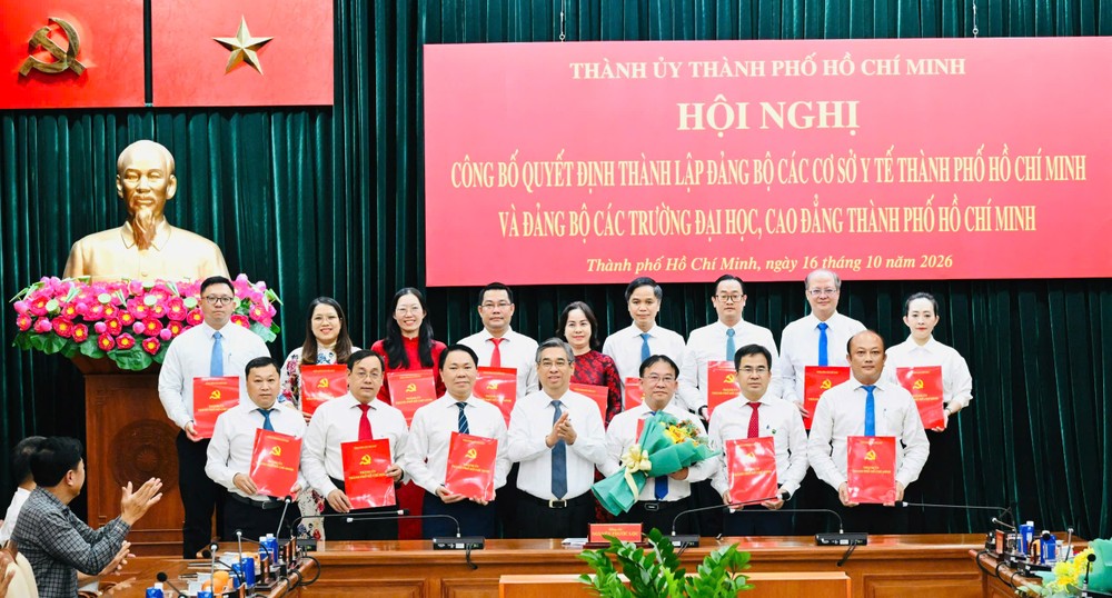 Đồng chí Nguyễn Phước Lộc trao quyết định và tặng hoa chúc mừng Ban Chấp hành Đảng bộ các cơ sở y tế TPHCM. Ảnh: VIỆT DŨNG 2aobor5rvn2spdliyuquhzr6k16yvsfb9xndbd8y3.jpg