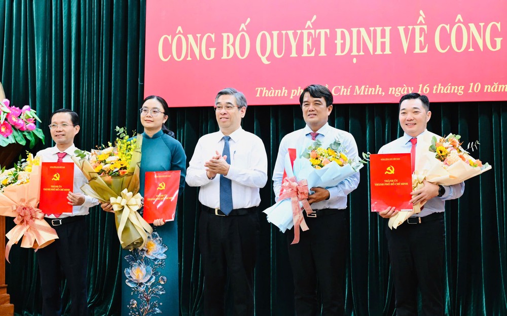 Đồng chí Nguyễn Phước Lộc trao quyết định cán bộ. Ảnh: VIỆT DŨNG 2aOboR5rdHxcK5wpXoCfmIBAetuKf2opfudz7fXc.jpg
