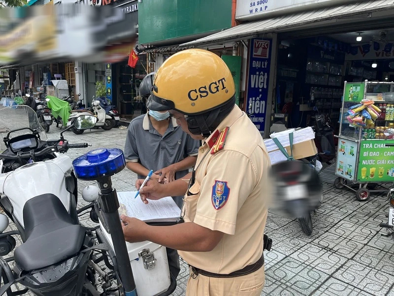 67 xe máy đi ngược chiều bị CSGT TP.HCM ghi hình phạt nguội chỉ trong 10 phút - Ảnh 2.