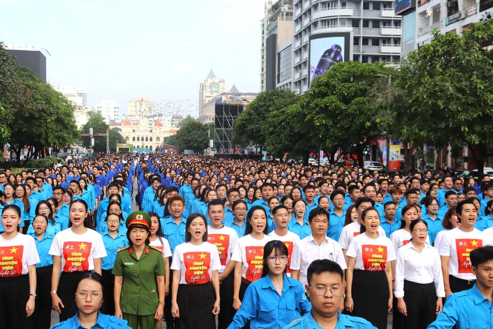 Đại biểu cùng đoàn viên, thanh niên TPHCM đồng ca ca khúc Lên Đàng IMG_2037.JPG