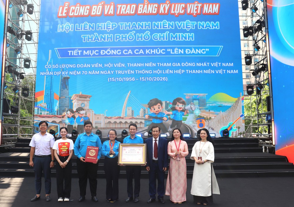 Hội LHTN Việt Nam TPHCM đón nhận bằng kỷ lục Việt Nam tại chương trình IMG_2102.JPG