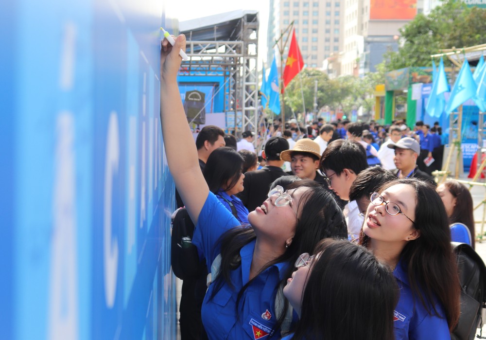 Đoàn viên, thanh niên ký tên hưởng ứng phòng, chống ma túy IMG_2167.JPG