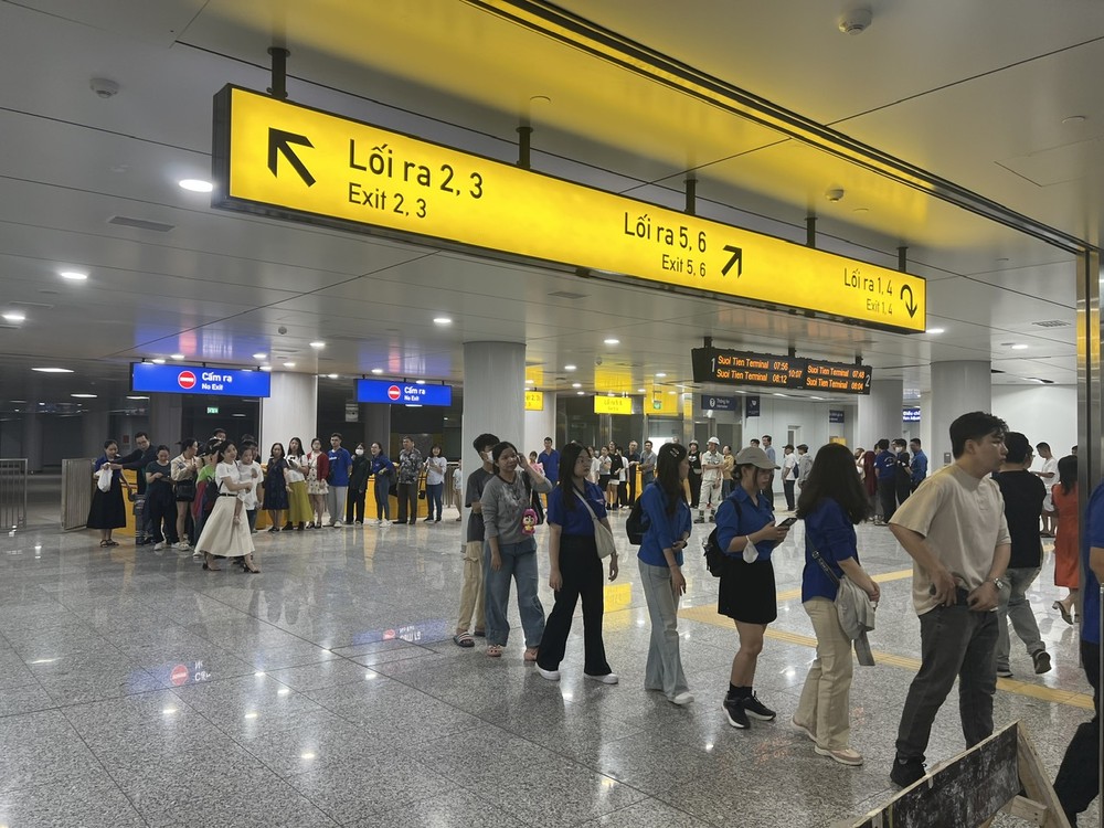 Hành khách đi metro số 1 tại ga Bến Thành. Ảnh: QUỐC HÙNG 19f.jpg