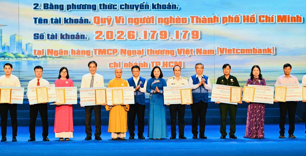 Phó Bí thư Thành ủy TPHCM Nguyễn Phước Lộc trao thư cảm ơn đến các đơn vị, tổ chức ủng hộ Quỹ 
