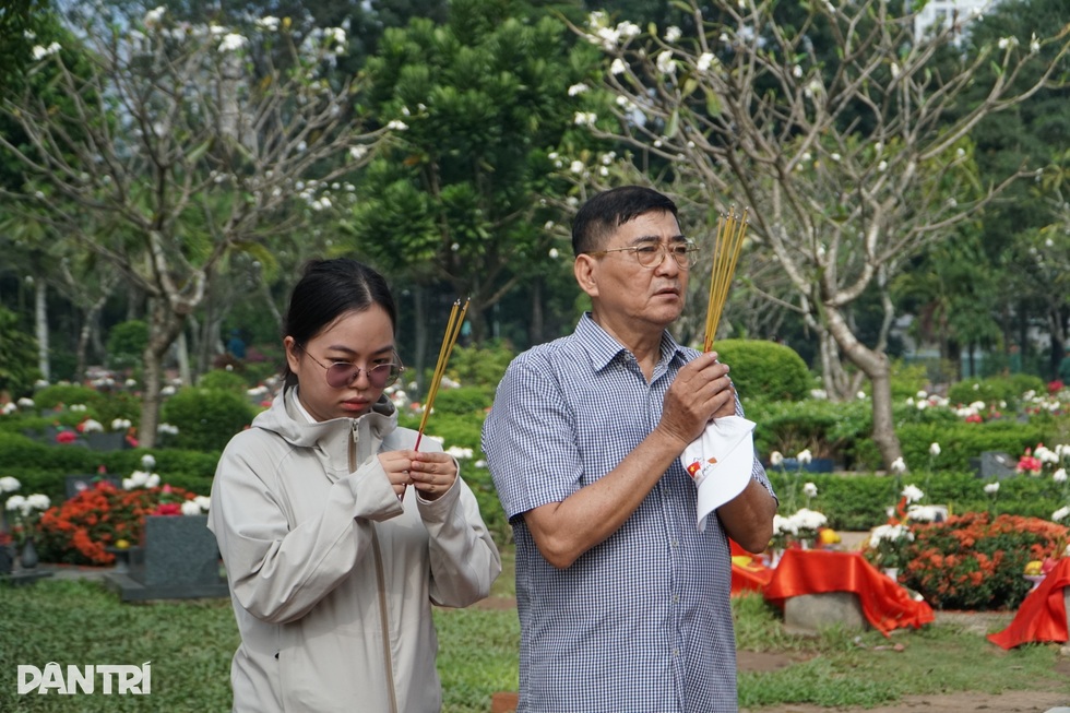 Lỡ hẹn ngày tiễn đưa, người dân TPHCM tìm về nghĩa trang viếng các liệt sĩ - 5