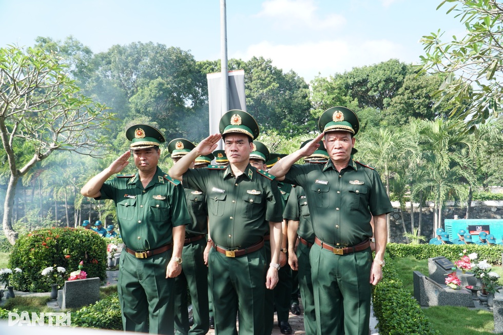Lỡ hẹn ngày tiễn đưa, người dân TPHCM tìm về nghĩa trang viếng các liệt sĩ - 2