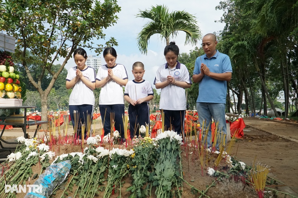 Lỡ hẹn ngày tiễn đưa, người dân TPHCM tìm về nghĩa trang viếng các liệt sĩ - 4