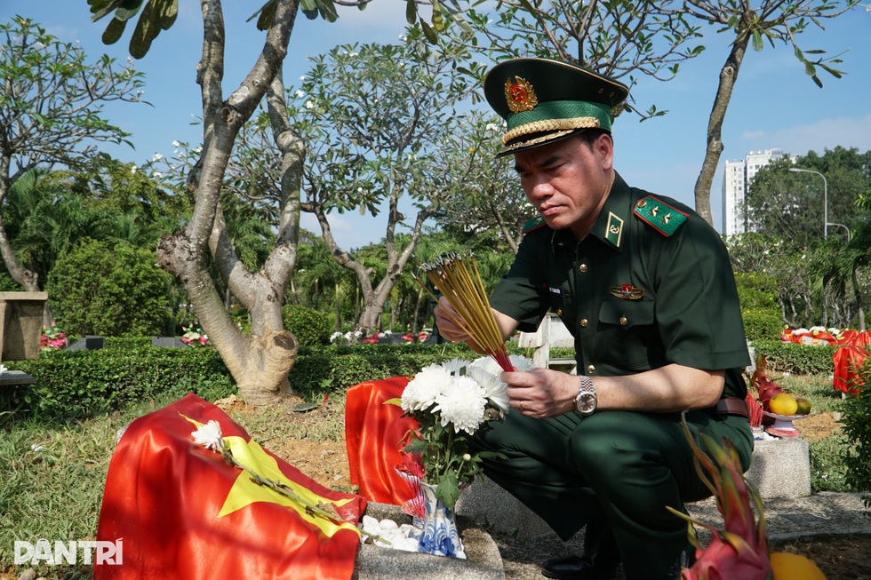 Lỡ hẹn ngày tiễn đưa, người dân TPHCM tìm về nghĩa trang viếng các liệt sĩ