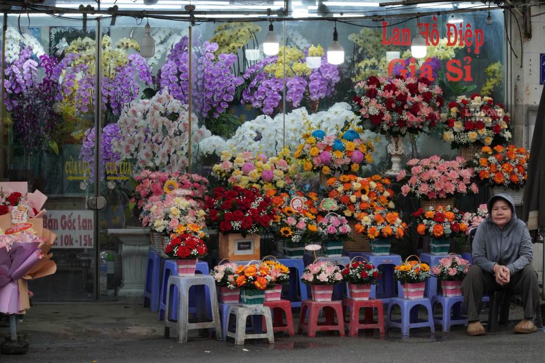 Thông tin báo chí 19/10: Giá vàng biến động nhẹ, hoa tươi 20/10 vắng khách; Cảnh báo cái bẫy "Homeschooling" tự phát