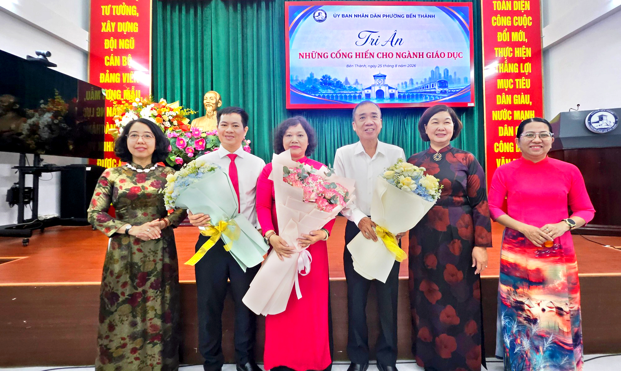 2.462 hiệu trưởng, hiệu phó chuyển sang làm giáo viên sau sắp xếp trường học ở TP.HCM - Ảnh 2.