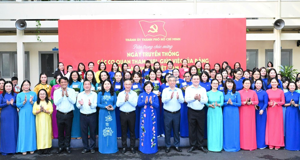 Lãnh đạo TPHCM gặp mặt chúc mừng kỷ niệm Ngày truyền thống các Cơ quan chuyên trách tham mưu, giúp việc của Đảng và Ngày Phụ nữ Việt Nam 20-10. Ảnh: VIỆT DŨNG 2aobor6wnqkmdqnqod3yfcav84iijrern9dwz68013.jpg