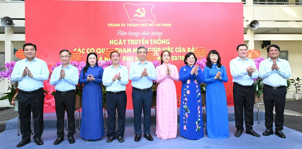 Thường trực Thành ủy TPHCM chúc mừng kỷ niệm Ngày truyền thống các Cơ quan chuyên trách tham mưu, giúp việc của Thành ủy TPHCM. Ảnh: VIỆT DŨNG 2aobor6woaqtofxclsrekjfr5reanw6p3jj2ybzg6.jpg