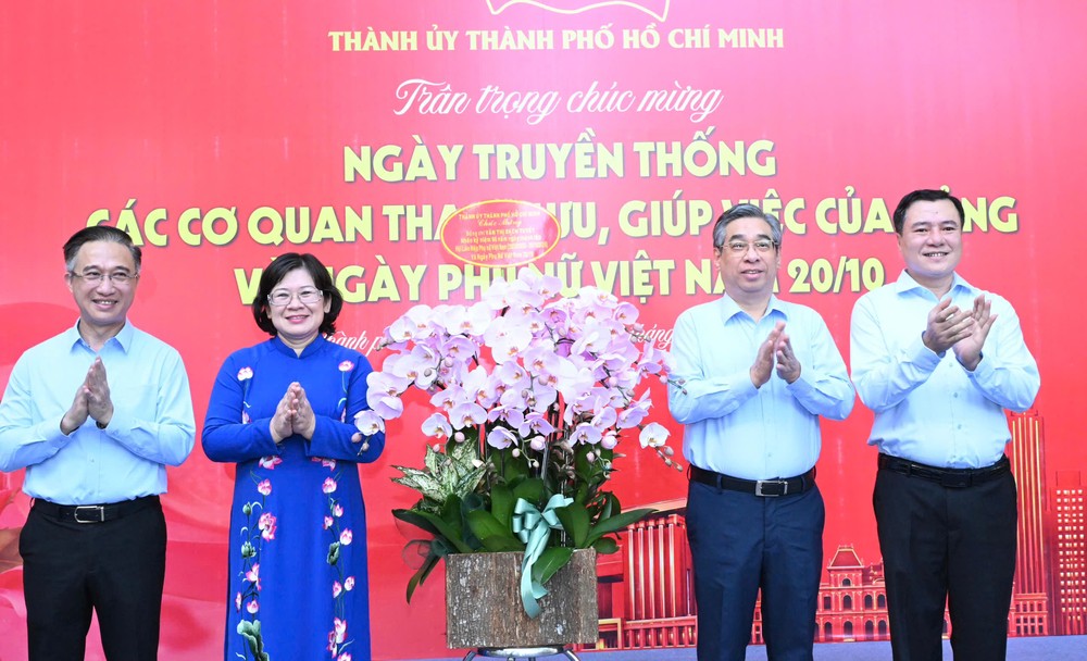 Thường trực Thành ủy TPHCM tặng hoa chúc mừng kỷ niệm Ngày truyền thống các Cơ quan chuyên trách tham mưu, giúp việc của Đảng và Ngày Phụ nữ Việt Nam 20-10. Ảnh: VIỆT DŨNG 2aobor6wrdooq1ddy2raqamkt2l1woz6o1vzz7hi10.jpg