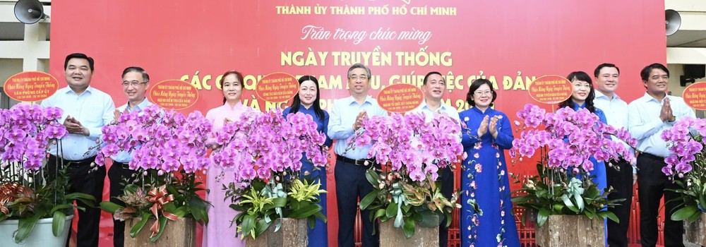 Thường trực Thành ủy TPHCM tặng hoa chúc mừng kỷ niệm Ngày Phụ nữ Việt Nam 20-10. Ảnh: VIỆT DŨNG IMG_5908.jpg