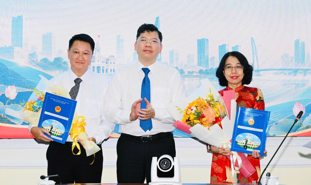 Phó Chủ tịch UBND TPHCM Hoàng Nguyên Dinh trao quyết định cán bộ. Ảnh: VIỆT DŨNG 1792393102788_414535983303502753_414535983303502753_7f46ada91b1634deada2a0d0e0211947.jpg