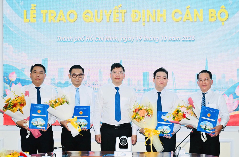 Phó Chủ tịch UBND TPHCM Hoàng Nguyên Dinh trao quyết định cán bộ. Ảnh: VIỆT DŨNG 1792393102800_414535983303502753_414535983303502753_a671b67859260b6ca03ab2e5019ef7f4.jpg