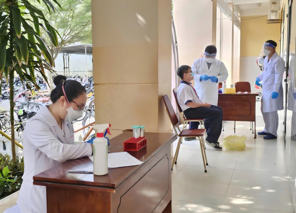 Nhân viên y tế lấy mẫu giám sát tại Trường THCS Hai Bà Trưng (xã Hiệp Phước) sau khi xuất hiện các ca bệnh não mô cầu tại trường