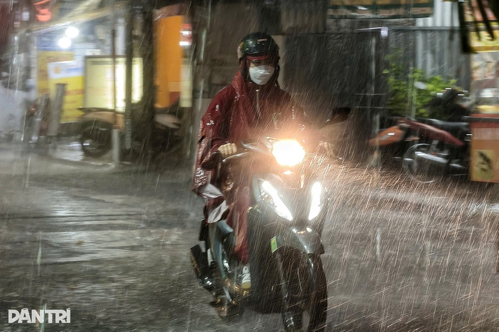 Nam Bộ mưa dông diện rộng, TPHCM đối mặt nguy cơ ngập cục bộ