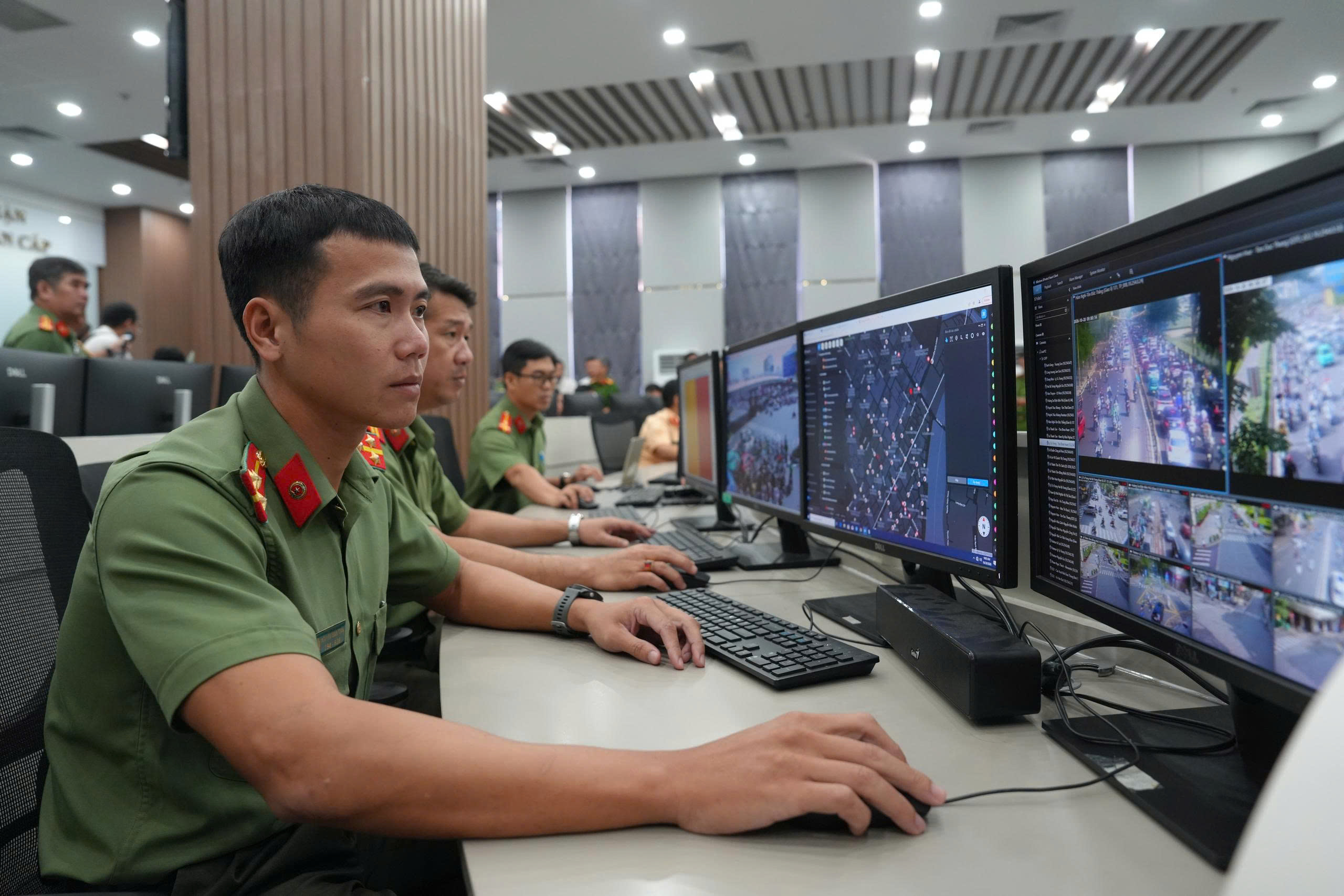 Công an TP.HCM ra mắt Tổ tiếp nhận, xử lý thông tin khẩn cấp - Ảnh 2.