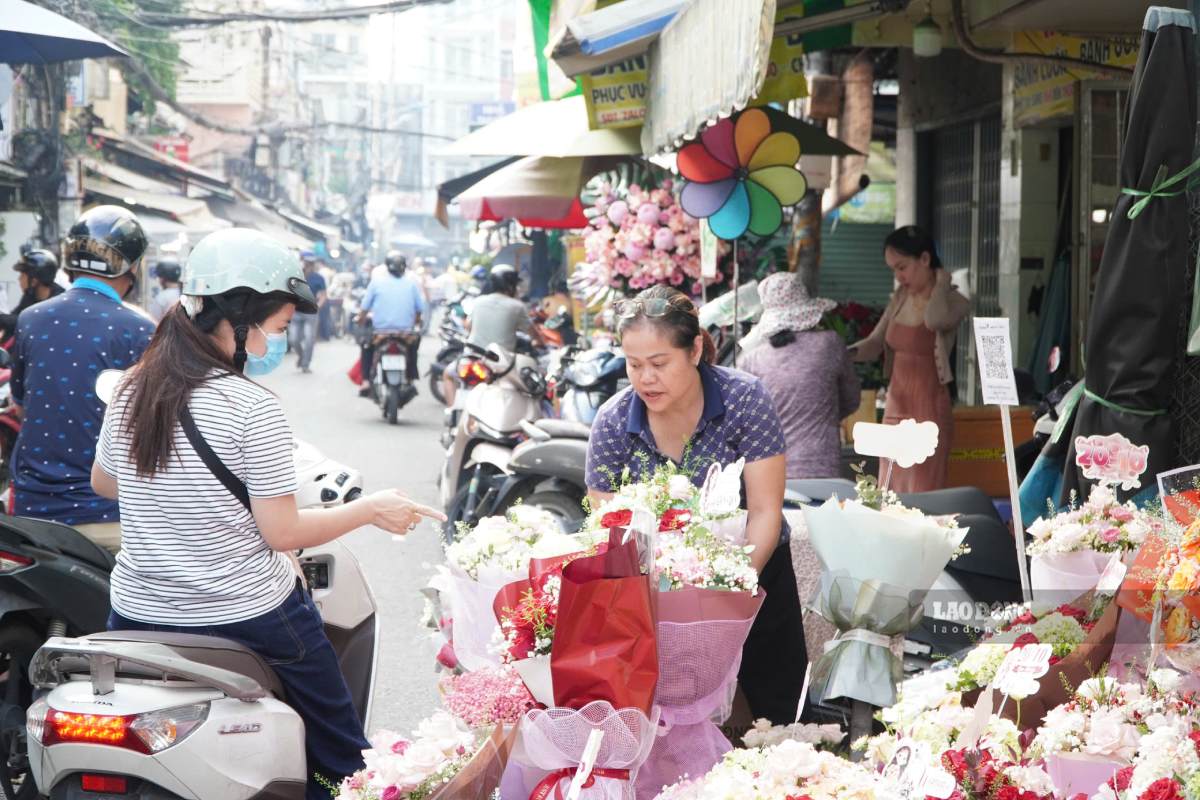 Thông tin báo chí 20/10: Giỏ hoa 300.000 - 500.000 đồng hút khách; Hơn 6,3 triệu người dân đã được khám sức khỏe; Bắt đầu đo đạc, kiểm đếm đất làm Metro Thủ Dầu Một - TP.HCM