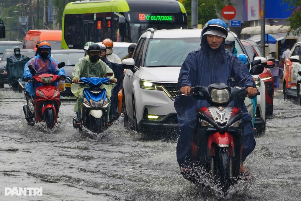 TPHCM và Nam Bộ đề phòng mưa lớn kết hợp triều cường - 1