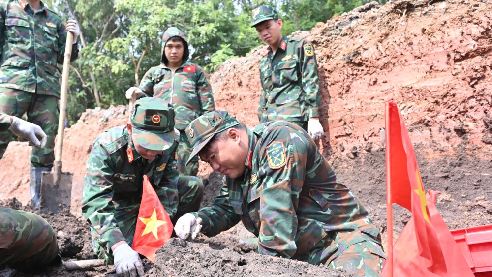 Công tác tìm kiếm hài cốt liệt sĩ được thực hiện khoa học, tỉ mỉ DSC_9813.JPG