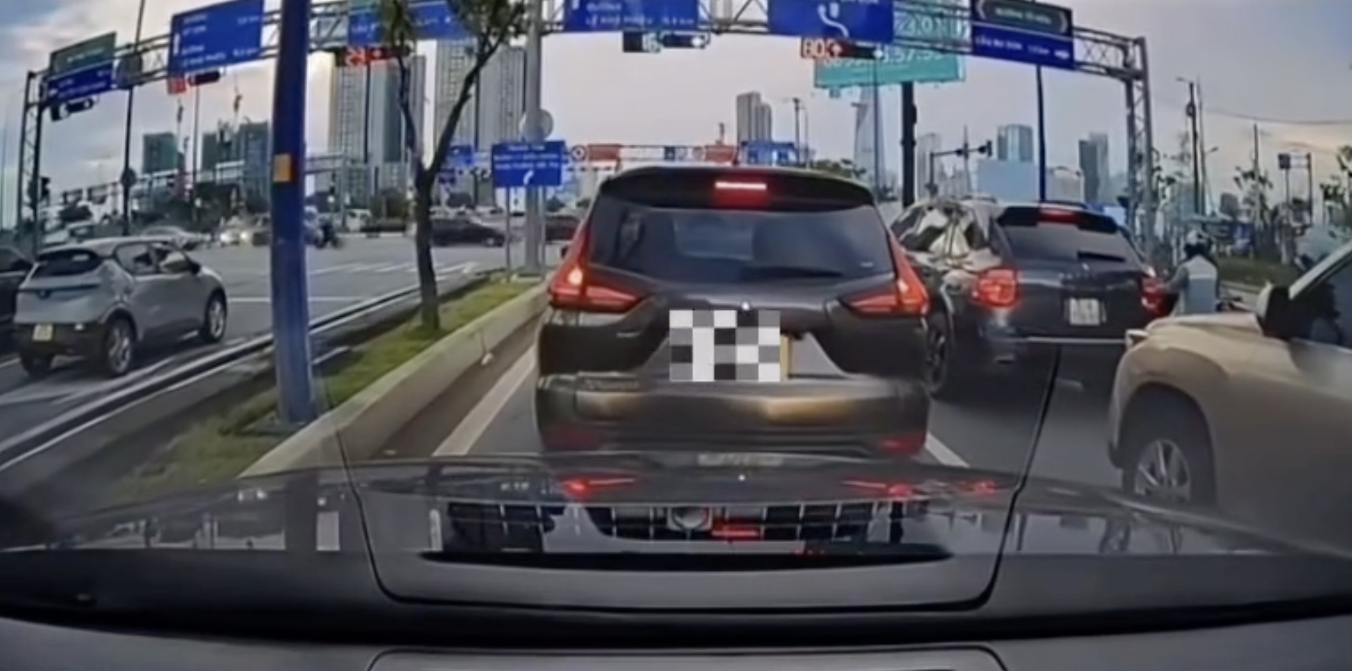 Bấm còi liên tục bị CSGT phạt, dân mạng tranh luận chuyện nhường làn ở TP.HCM- Ảnh 2.