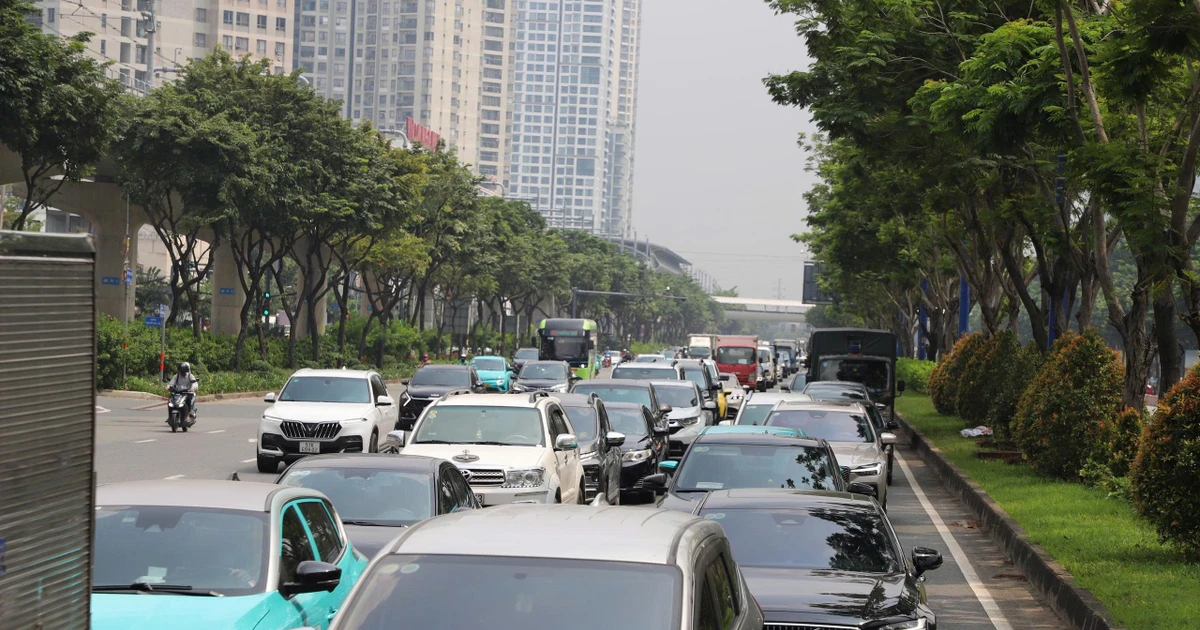 Bốn ô tô va chạm liên hoàn gần cầu Sài Gòn, ùn ứ gần 2km