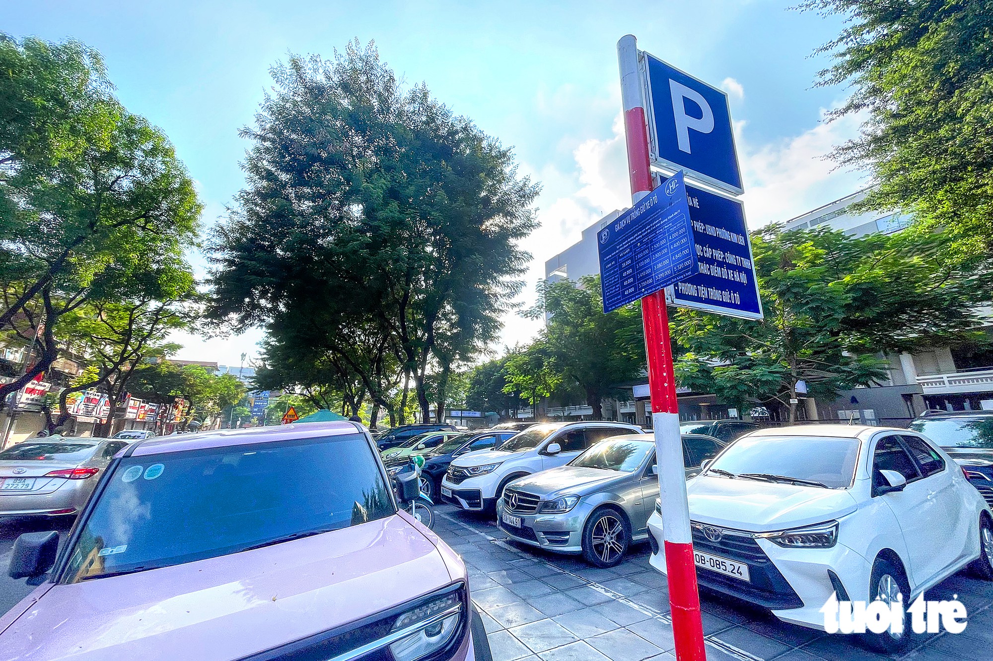 Giá gửi xe ở Hà Nội tăng, có người mất 60 triệu/năm thuê chỗ cho ô tô 'ngủ' - Ảnh 2.