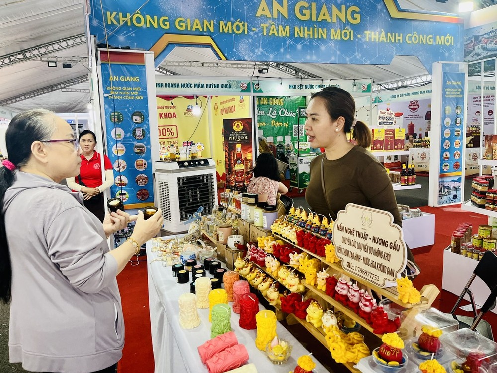 Khách chọn mua sản phẩm OCOP tại Nhà thi đấu Phú Thọ, chiều 23-10. Ảnh: GIA HÂN NTD mua sp OCOP.jpg
