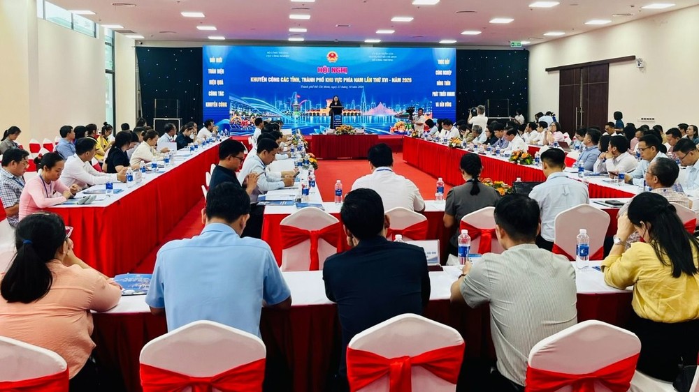 Các đại biểu tham dự hội nghị, chiều 23-10. Ảnh: THI HỒNG dai-bieu-toi-2310-4343-1720.jpg