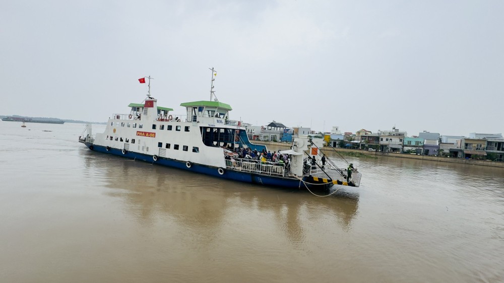 Phà Bình Khánh kết nối xã Nhà Bè và xã Bình Khánh qua sông Soài Rạp. Ảnh: ĐÌNH DƯ 0417ab8ca3a123ff7ab0.jpg
