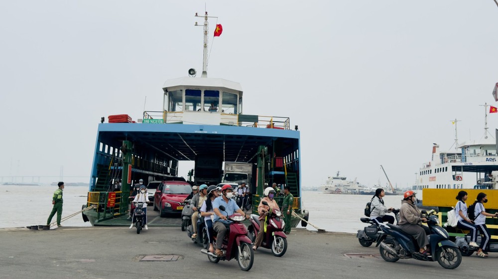 Các phương tiện qua lại phà Bình Khánh. Ảnh: ĐÌNH DƯ 29c076f27edffe81a7ce.jpg