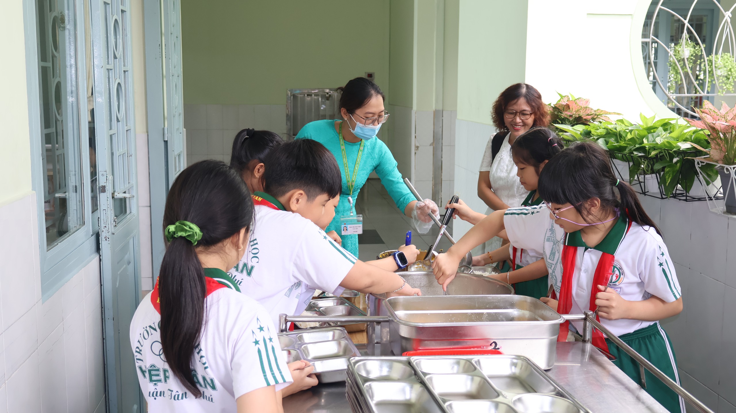 TP.HCM: Cách độc đáo trường công khai đơn vị cung cấp thực phẩm bữa ăn bán trú - Ảnh 13.