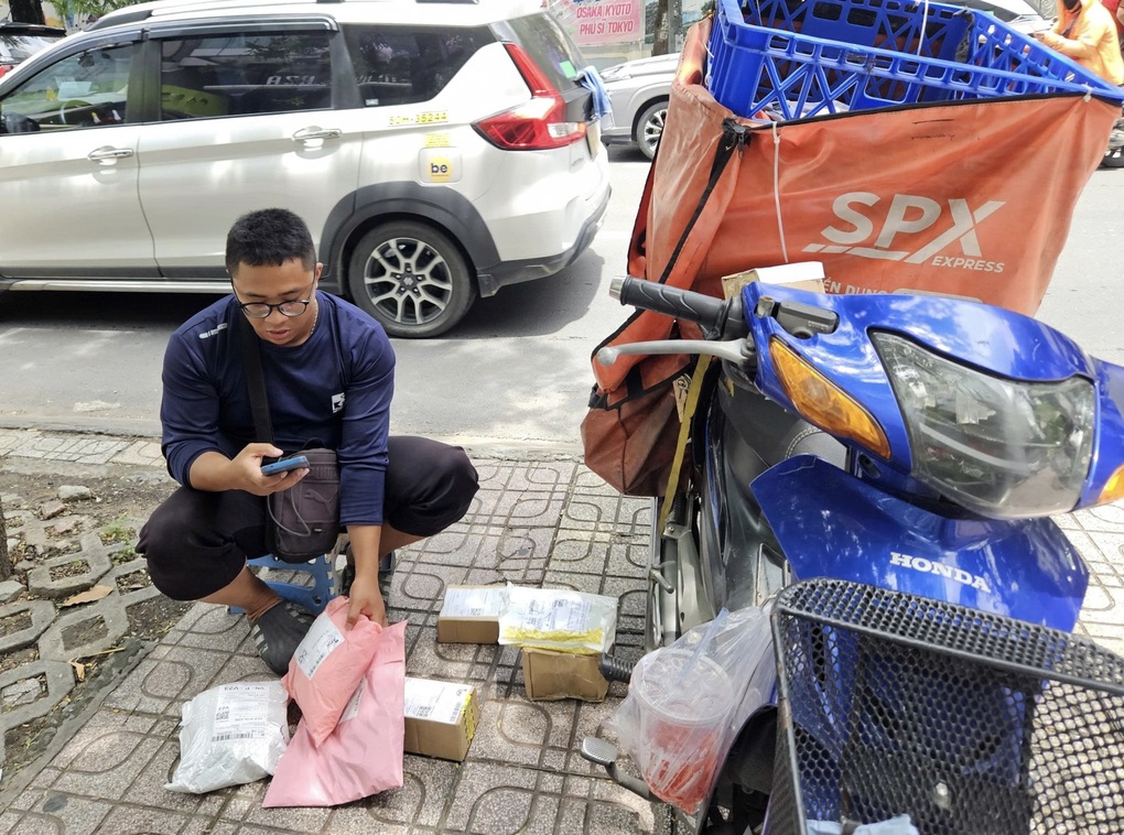 Phí sàn ngốn tới 40% doanh thu, người bán online xoay xở từng đơn hàng - 1