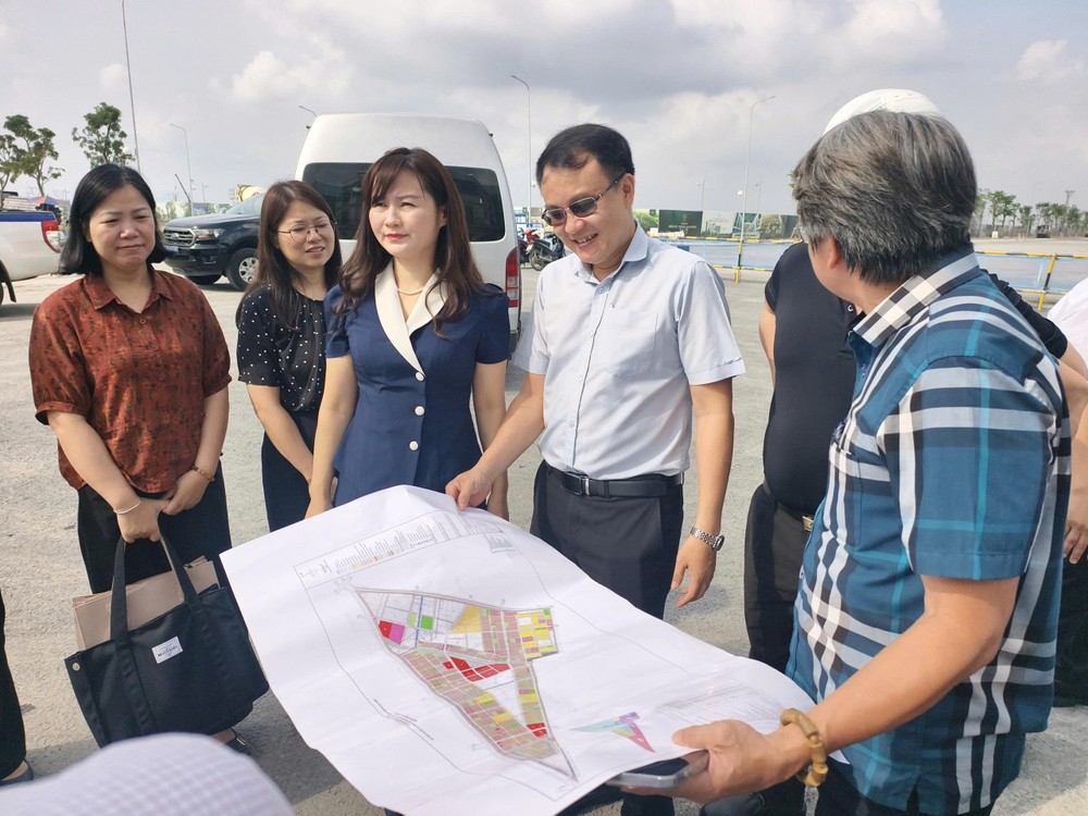 Đoàn khảo sát dự án Khu đô thị Đại học Quốc tế tại xã Xuân Thới Sơn. Ảnh: Nguyễn Tân Đoàn khảo sát ở khu vực dự án Khu đô thị Đại học Quốc tế.jpg