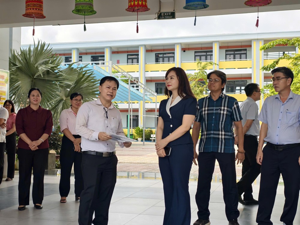 Đoàn khảo sát Trường Tiểu học - THCS Tạ Uyên, xã Thới Sơn. Ảnh: Nguyễn Tân Đoàn khảo sát ở trường Trường Tiểu học - THCS Tạ Uyên..jpg